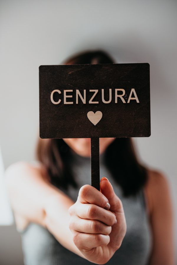 Tabliczka z napisem CENZURA